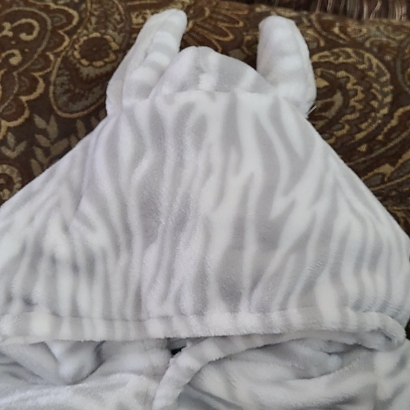 New 'n nice!!🔴20% OFF!🔴A Cute zebra 🦓 bathrobe with tie! Comes with hood! - Picture 3 of 3